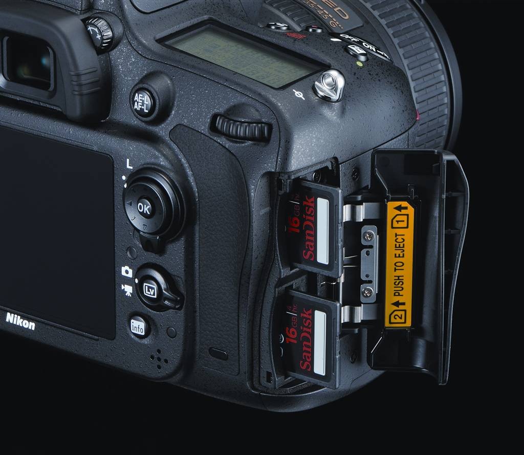Nikon D610 (υποδοχές καρτών μνήμης)