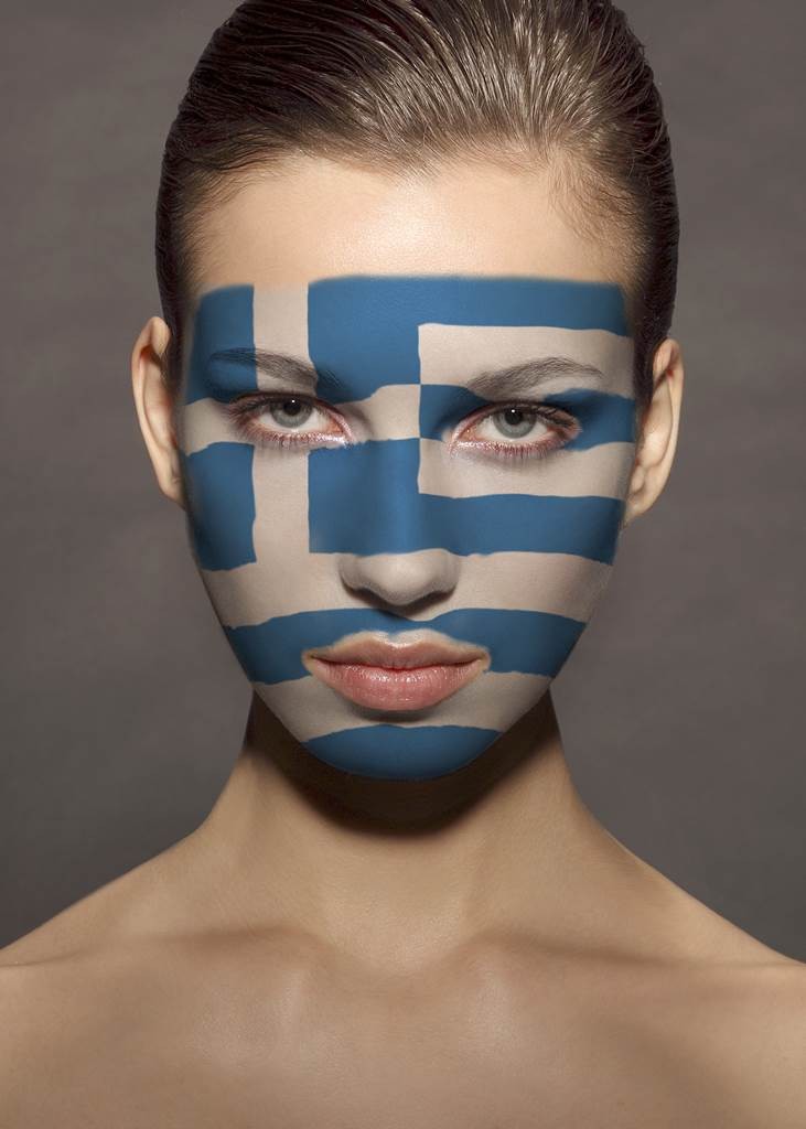 Γυναικείο πορτρέτο βαμμένο στα χρώματα της ελληνικής σημαίας