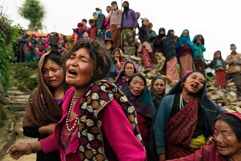 Ο φωτογράφος James Nachtwey δηλώνει για τη λήψη: "Οι κάτοικοι στο ορεινό Νεπάλ αντιμετώπισαν στωικά και με ψυχραιμία την καταστροφή των χωριών τους. Στην περίπτωση της απώλειας, όμως, ενός δικού τους ανθρώπου, ο θρήνος στα πρόσωπά τους ήταν τόσο έντονος και αρχέγονη, που ένιωθες σαν να έκλαιγαν τα ίδια τα βουνά". Η λήψη έγινε στο χωριό Gumda στις 8 Μαΐου 2015 - James Nachtwey για το Τime
