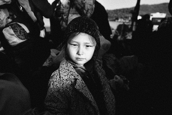 Χλόη Κριθαρά – Devienne: Πορτρέτο ενός μικρού κοριτσιού από το Αφγανιστάν στο κέντρο Πλάτανος, Λέσβος, Νοέμβριος 2015 