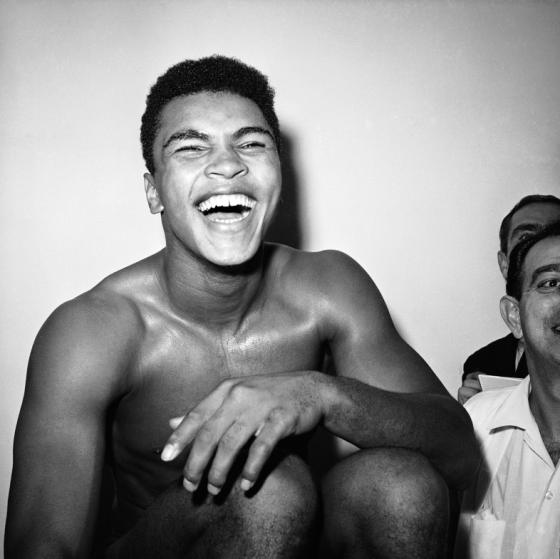 Los Angeles, 17 Νοεμβρίου 1962: Ο Cassius Clay (όπως λεγόταν τότε ακόμα) χαμογελαστός στα αποδυτήρια μετά από ένα αγώνα με τον Archie Moore. «Θα νικήσω με νοκ-άουτ, στον 4ο γύρο» είχε δηλώσει πριν ξεκινήσουν. Αυτό ακριβώς έγινε - AP Photo