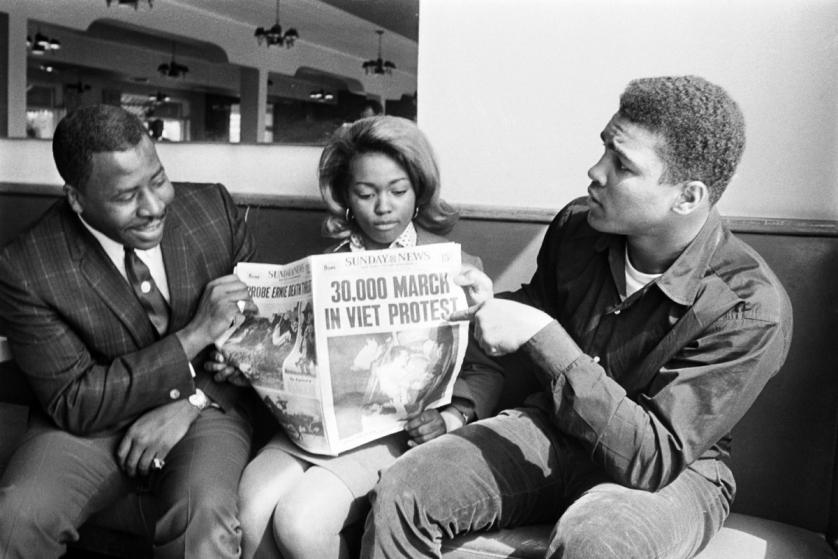 O Muhammad Ali στο Toronto, το 1966. Προσέξτε τον τίτλο της εφημερίδας που κρατάει - Φωτό: Bettmann/Corbis