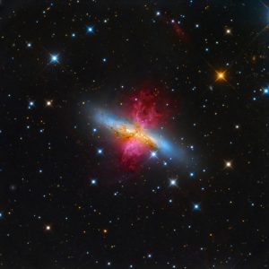 Περίπου 12 έτη φωτός μακριά από τη Γη βρίσκεται ο μεγάλος, φωτεινός και όμορφος, σπειροειδής γαλαξίας Μ83 που είναι γνωστός και ως «Γαλαξίας Πούρο» (Cigar Galaxy) λόγω της εξωτερικής του εμφάνισης. Φωτογραφία © Leonardo Orazι 