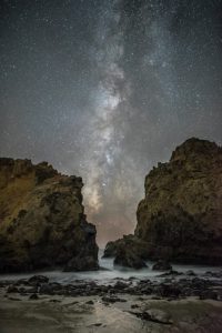 Ο Milky Way, μέσα από το άνοιγμα δύο βράχων στην παραλία Pfeiffer State, κοντά στο Big Sur, Καλιφόρνια Φωτογραφία © Rick Whitacre