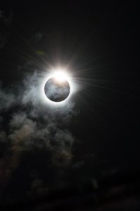Το φεγγάρι περιβάλλει τον ήλιο με ένα πέπλο σκότους κατά τη διάρκεια της ολικής έκλειψης ηλίου που καταγράφηκε στις 9 Μαρτίου στην Ινδονησία. Φωτογραφία © Melanie Thorne 
